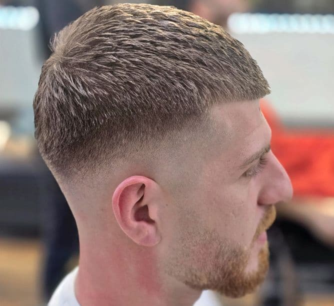 Kurzer Crop mit Fade an den Seiten