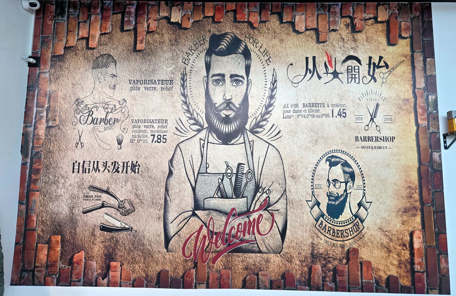 Wandbild im Laden mit Barbier-Illustration und „Welcome“-Schriftzug